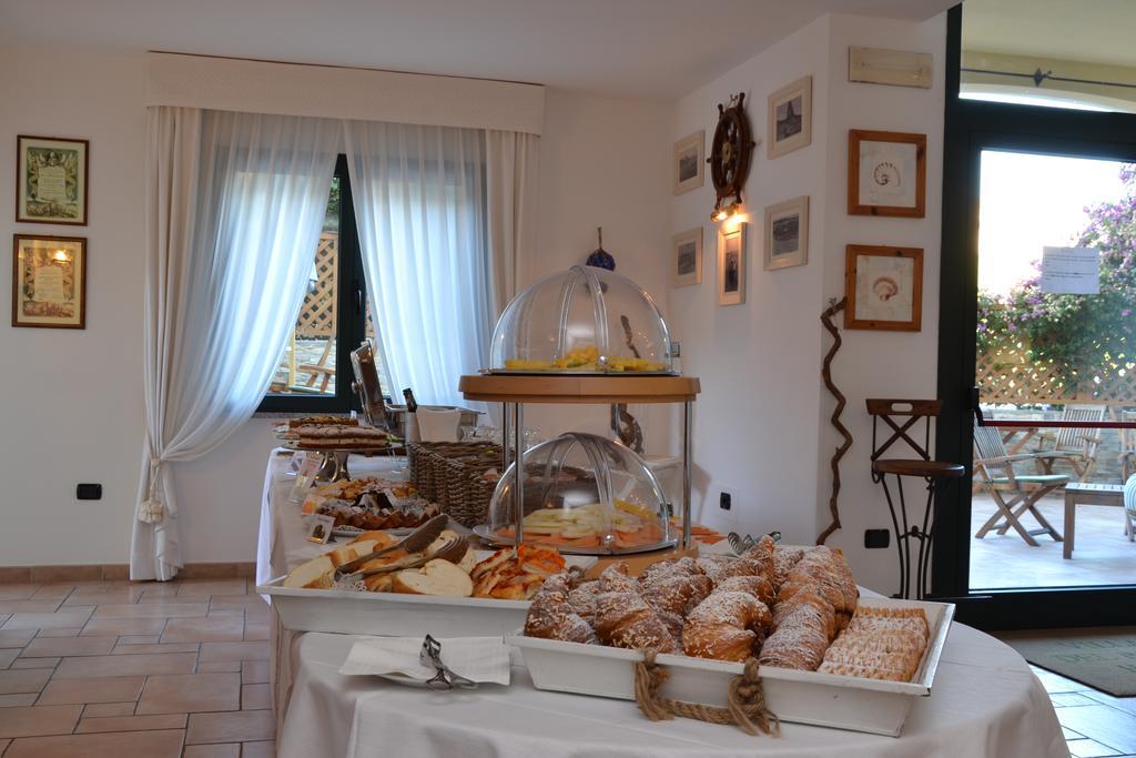 Hotel Villa Del Parco Ла-Маддалена Экстерьер фото