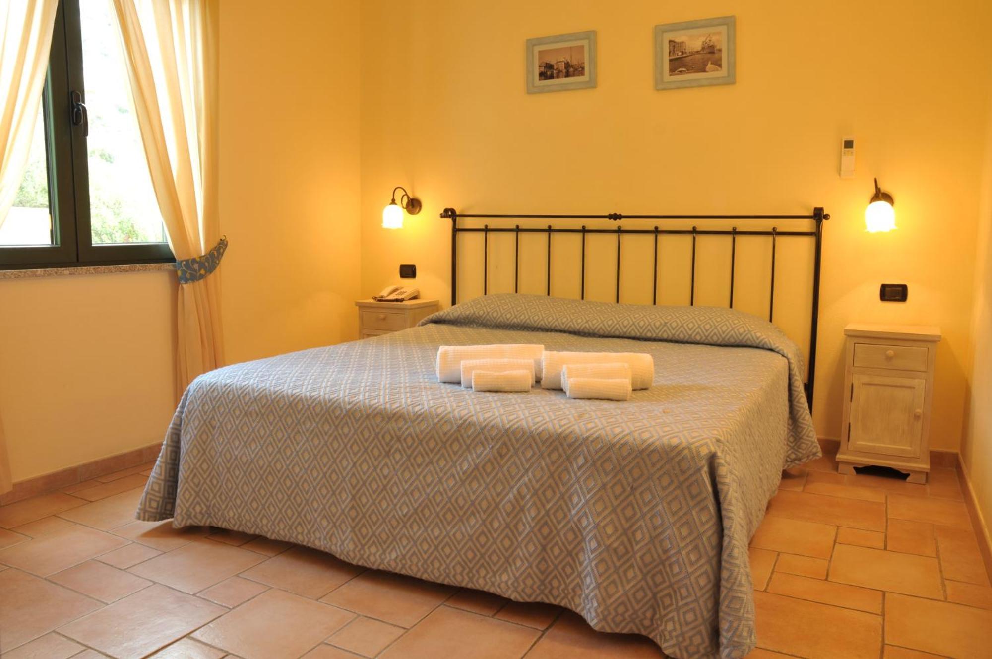 Hotel Villa Del Parco Ла-Маддалена Экстерьер фото