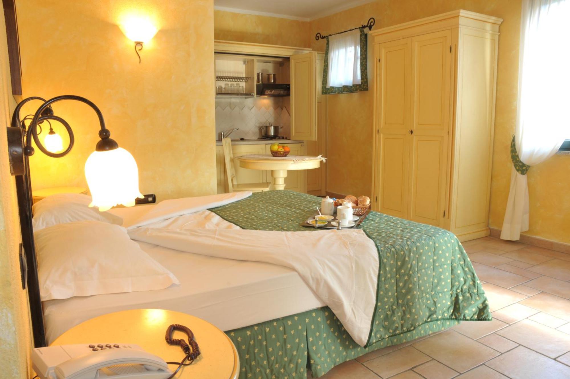 Hotel Villa Del Parco Ла-Маддалена Экстерьер фото