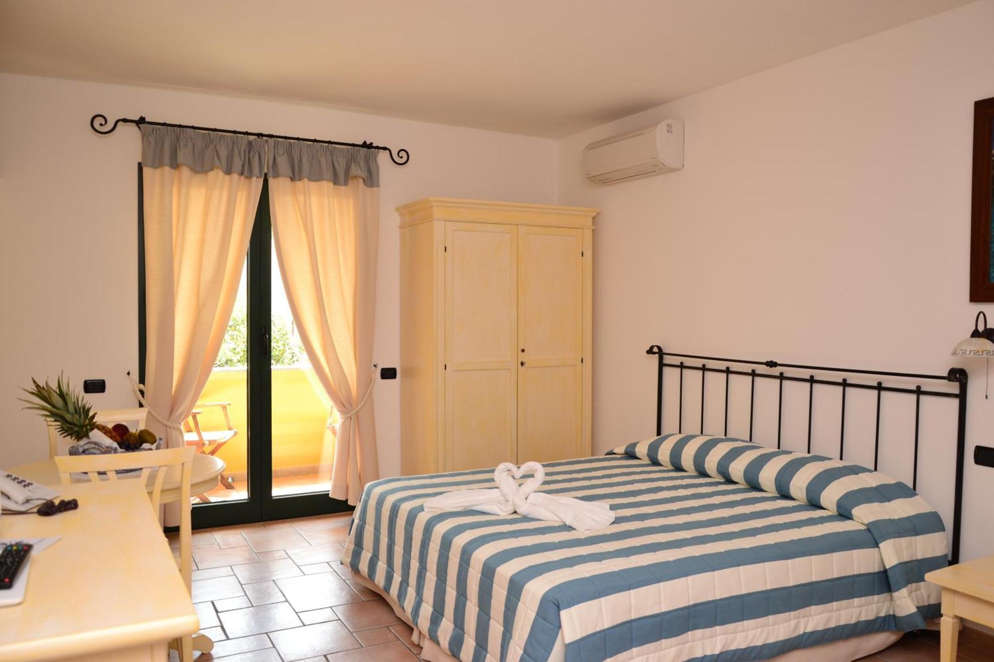 Hotel Villa Del Parco Ла-Маддалена Номер фото