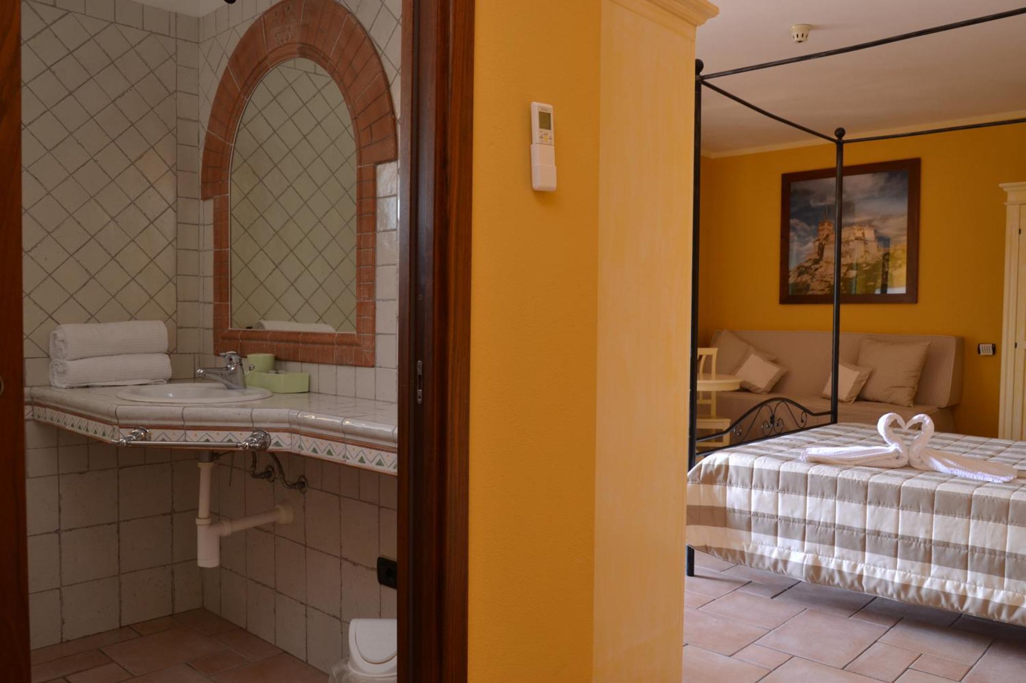 Hotel Villa Del Parco Ла-Маддалена Номер фото
