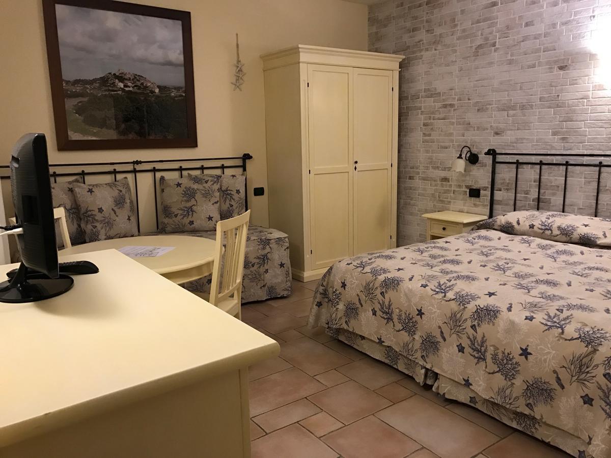 Hotel Villa Del Parco Ла-Маддалена Экстерьер фото