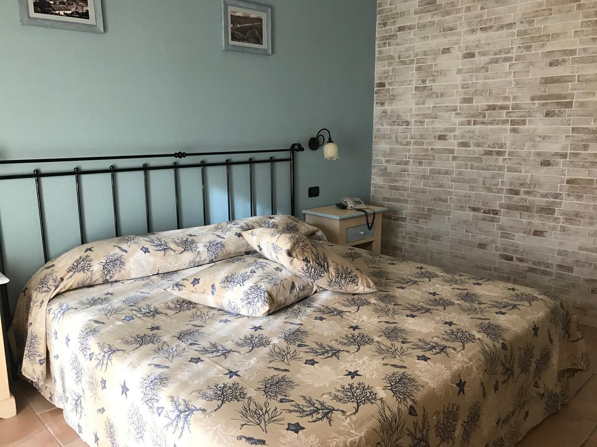 Hotel Villa Del Parco Ла-Маддалена Экстерьер фото
